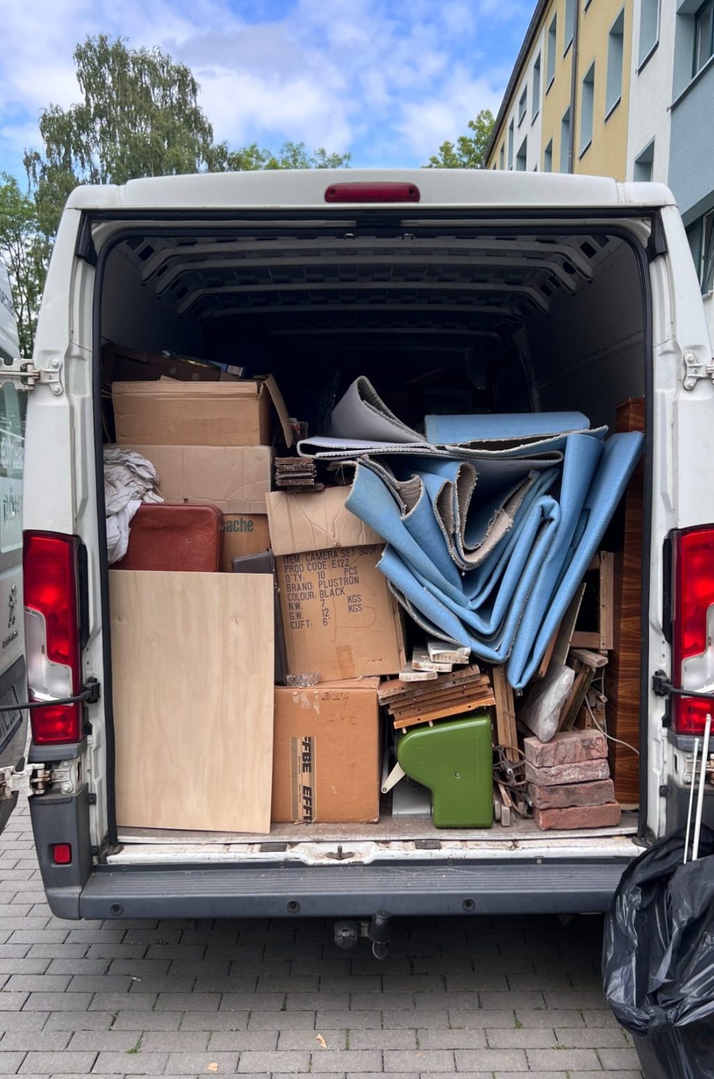 Transporter mit Möbeln und Kisten – umweltfreundliche Entrümpelung von Haushaltsauflösung Fiedler